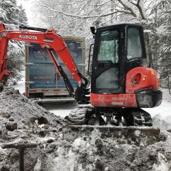 Beau-Parterre-Equipements-05 Pelle Kubota KX040 largeur 67 pouces